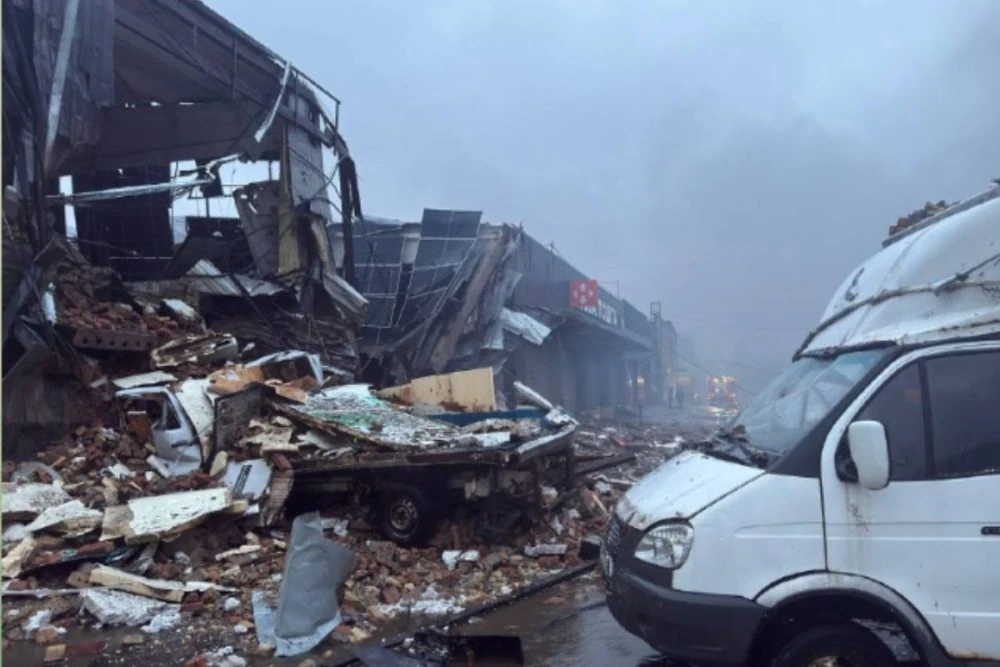 Нічний обстріл пошкодив сортувальне депо «Нової пошти» в Києві